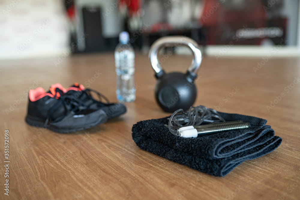 Obraz premium Zestaw przyrządów do ćwiczeń fitness i modelowania sylwetki