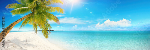 Photo Beautiful tropical beach with white sand, turquoise ocean on background blue sky with clouds on sunny summer day