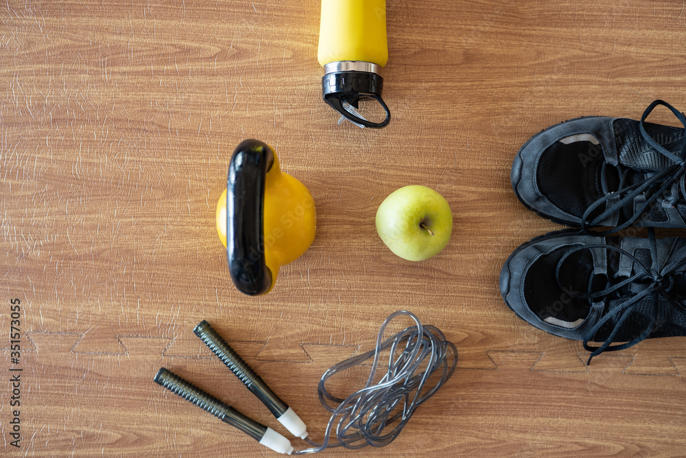 Obraz premium Zestaw przyrządów do ćwiczeń fitness i modelowania sylwetki