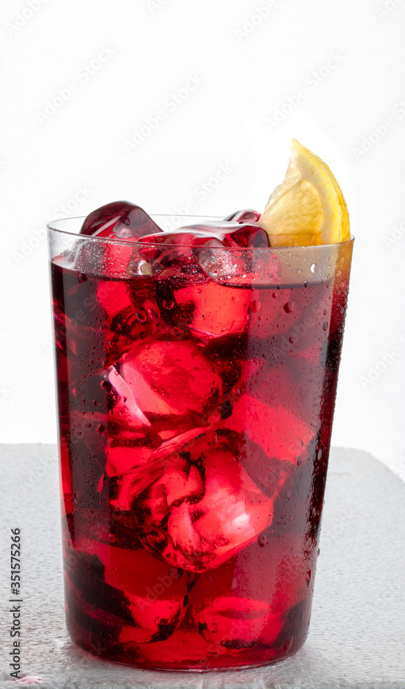 Tinto De Verano Sobre Vaso De Cristal Con Hielo Y Lim n Tinto De tinto-de-verano-sobre-vaso-de-cristal-con-hielo-y-lim-n-tinto-de