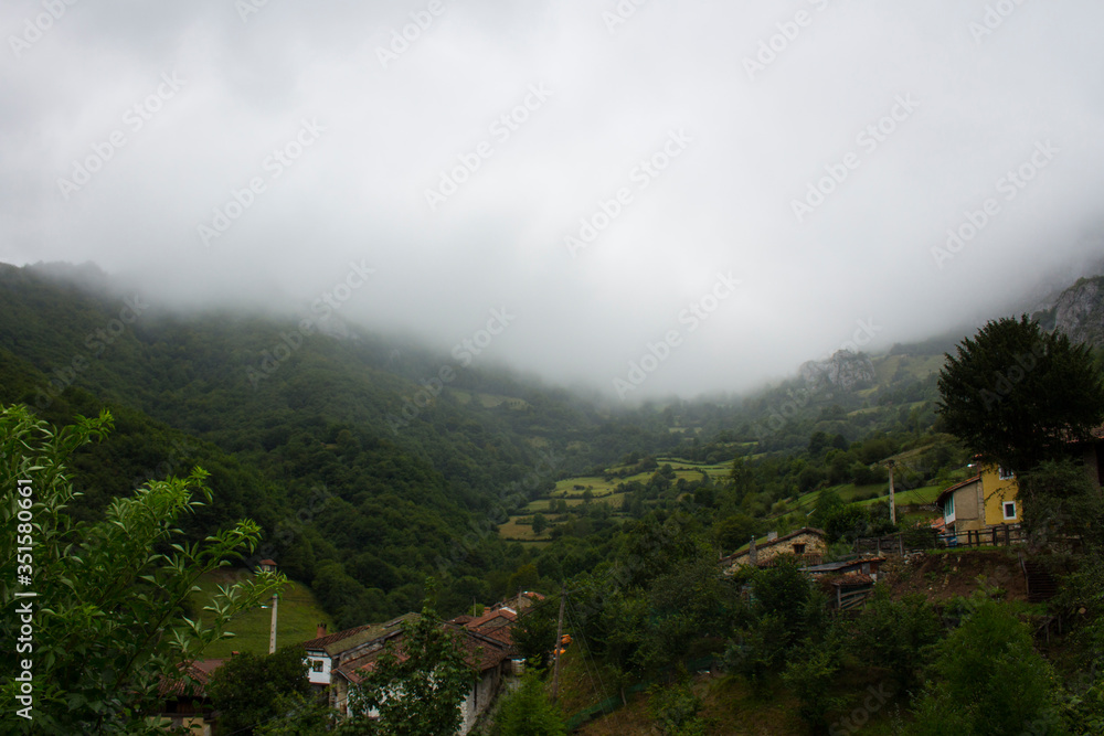 paisaje de una aldea de Asturias nublada
