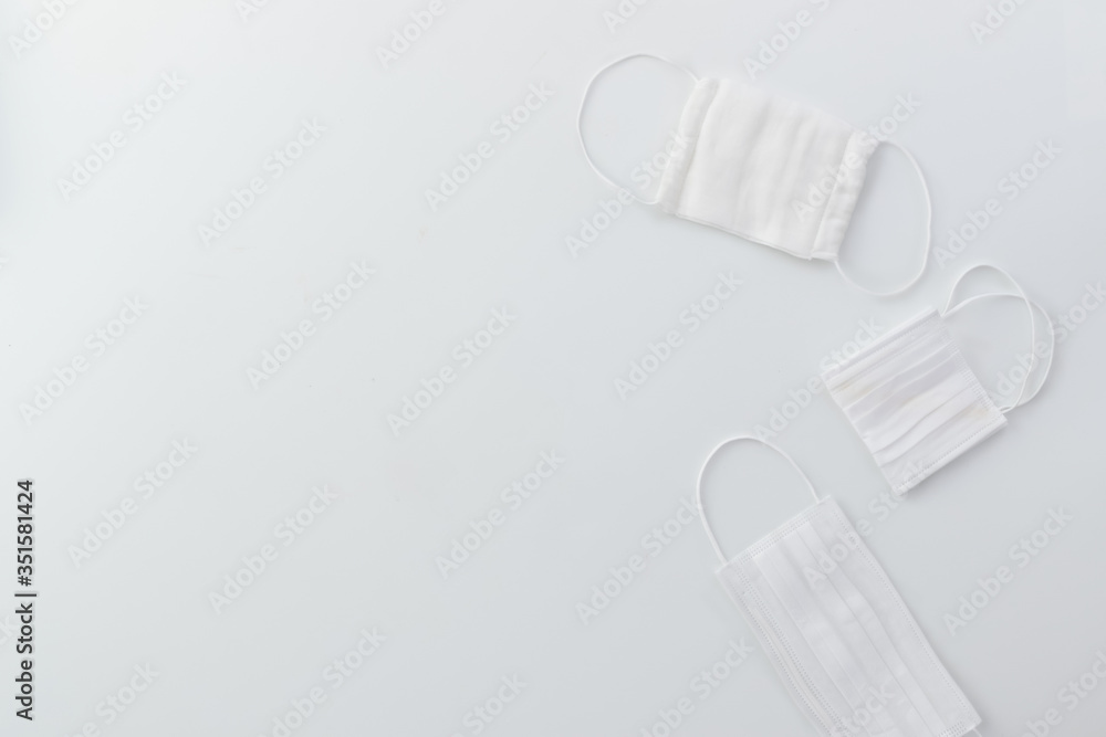 Obraz premium 真俯瞰で置かれた三つのマスク