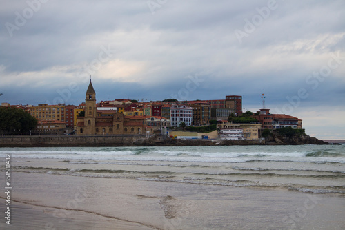 ciudad de asturias al fondo con playa 
