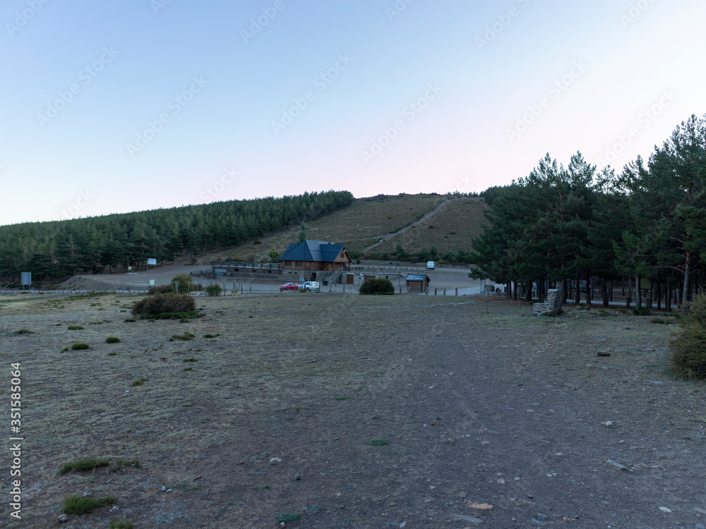 Fototapeta premium refuge house in the mountain pass of La Ragua (Spain) 