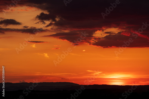 Sonnenuntergang mit Landschaft in Oberösterreich © lexpixelart