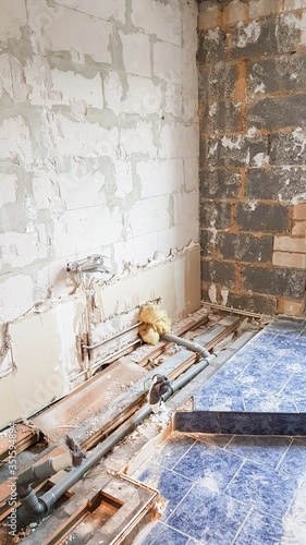 Demolition of an old bathroom with removal of the tiles and exposure of the water and drainage pipes © Angela Rohde