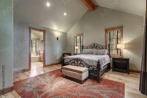 Φωτογραφία Large master Bedroom interior with grey plaster venetian wall finish and red rug on the floor