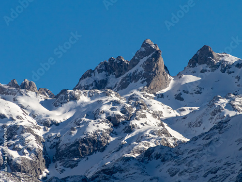 Torre de la Cabra Blanca levant  ndose majestuosamente en el macizo occidental de los Picos de Europa.