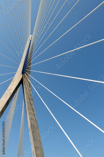 Estructura puente con cableado 