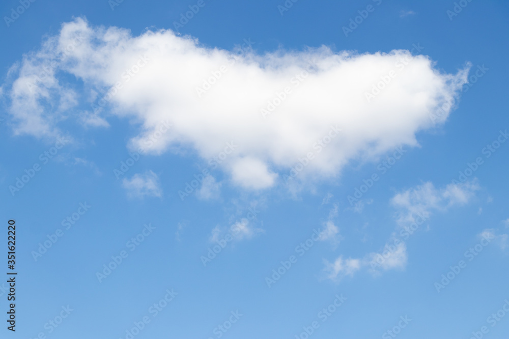 Obraz premium Clear beautiful blue sky with white cloud background