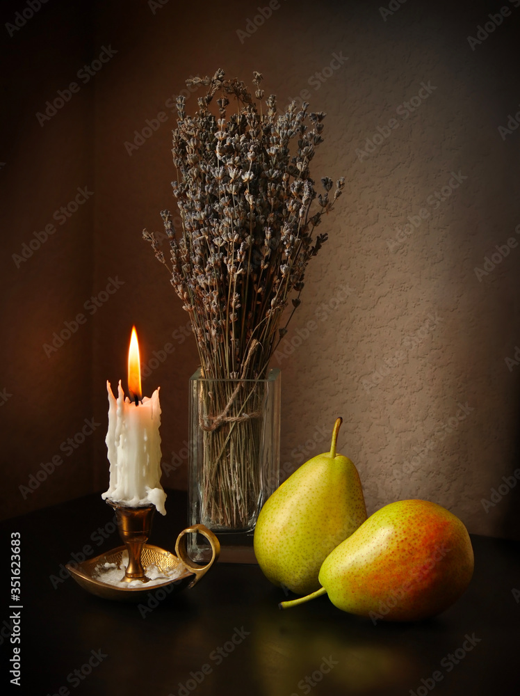 Obraz premium Pears and lavender flowers