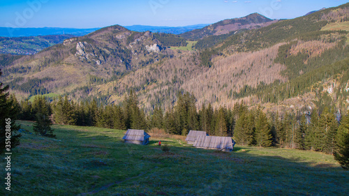 Panorama na otoczenie Doliny Kościeliskiej z Polany Stoły w Tatrach Zachodnich.