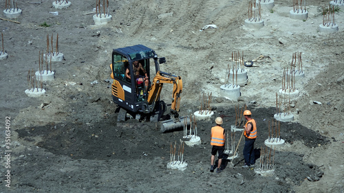 Workers and machinery - zero-cycle construction of the foundation of an entertainment center