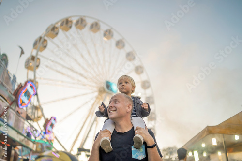 Fotografiet Happy father with his little son in an amusement park