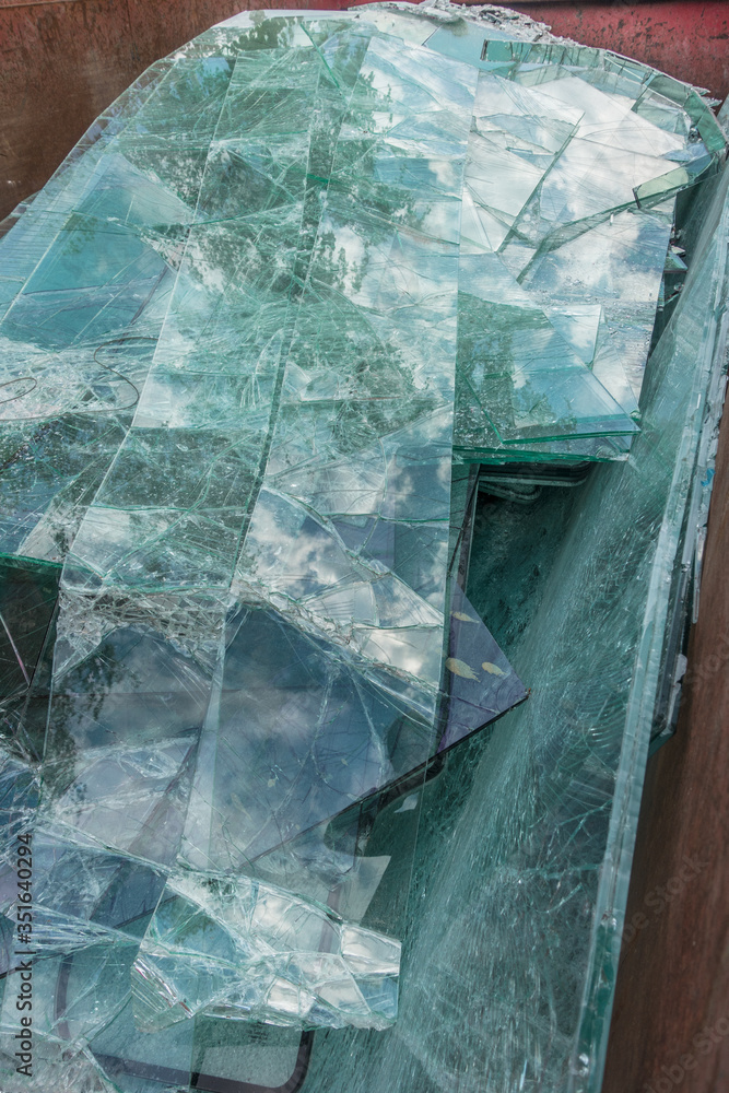 Beschädigte Glasscheiben im Wertstoff Container Beschädigte Glasscheiben im Wertstoff Container
