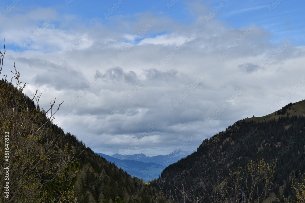 Naklejka premium Alpine Gebirgslandschaft in Malbun Liechtenstein im Mai 2020