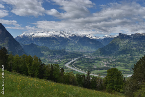 Aussicht auf das liechtensteiner und schweizer Rheintal von Triesenberg aus im Mai 2020