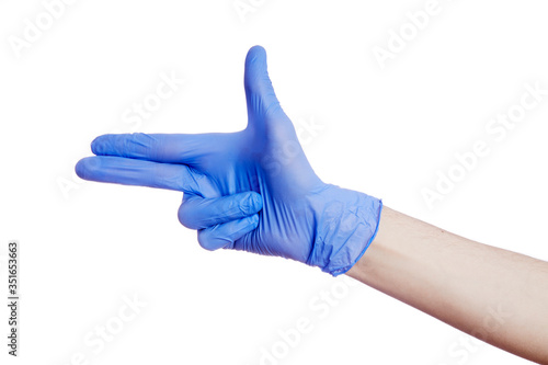 Gros plan main portant un gant en latex bleu de protection médicale anti-virus faisant un geste de tuer sur fond isolé blanc 