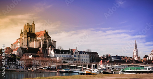 Photos Panorama sur la cathédrale d'Auxerre, l'Yonne et ses péniches au coucher du sole