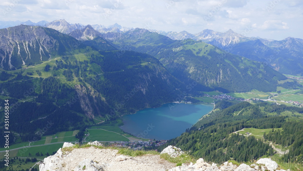 Panoramablick über das Tannheimer Tal und die Tannheimer Bergkette mit Haldensee, Blick vom Schartschrofen