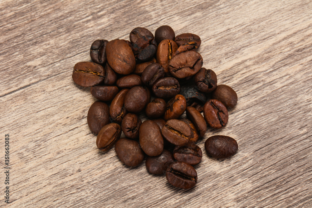 Naklejka premium Roasted coffee beans for cooking