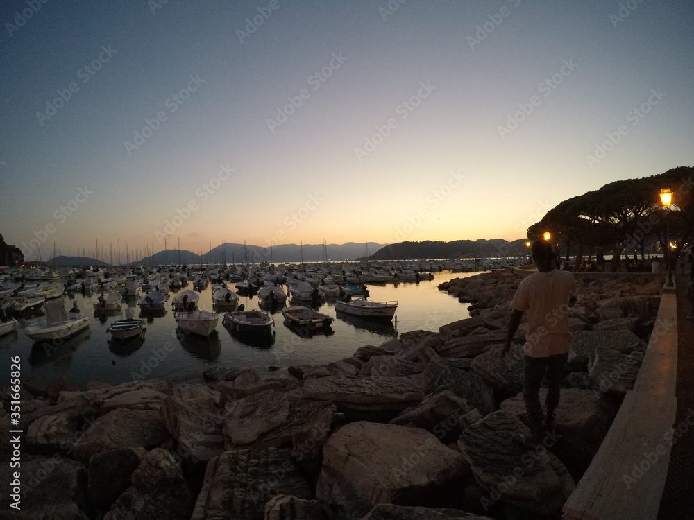 Zachód słońca w porcie - Lerici, Liguria, Włochy