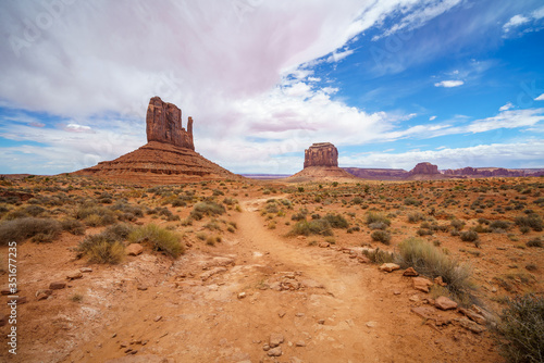 hiking the wildcat trail in the monument valley  usa