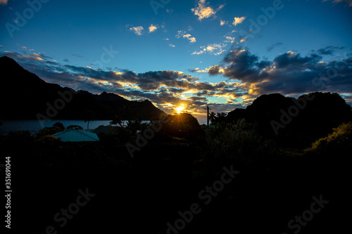 Coucher de soleil sur la baie D'Opunohu photo