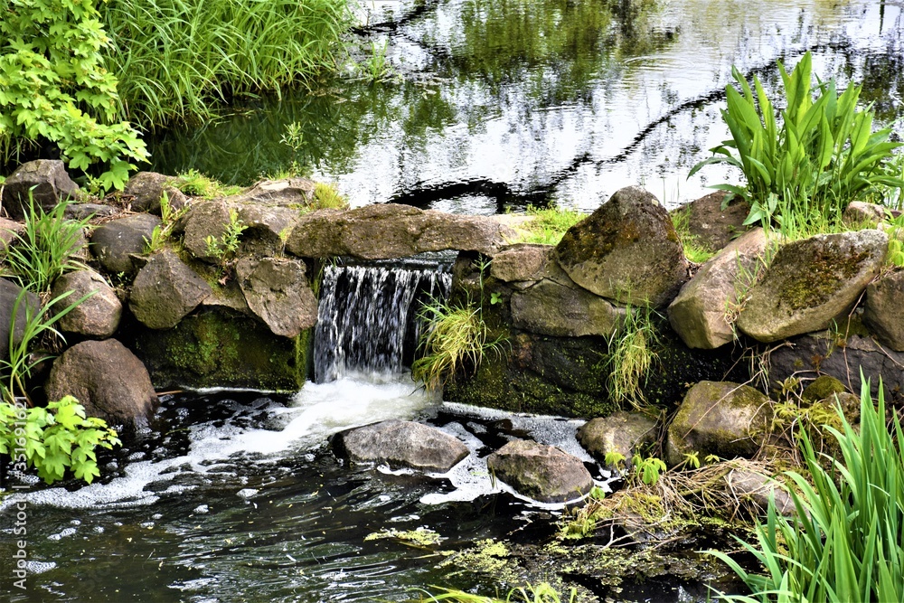 Fototapeta premium Mały wodospad w parku 