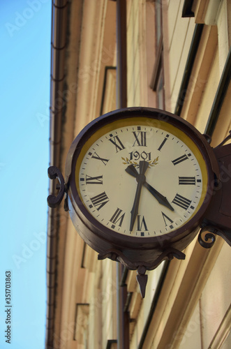 Stary zegar przy kamienicy na starym deptaku, w Nowym Saczu photo
