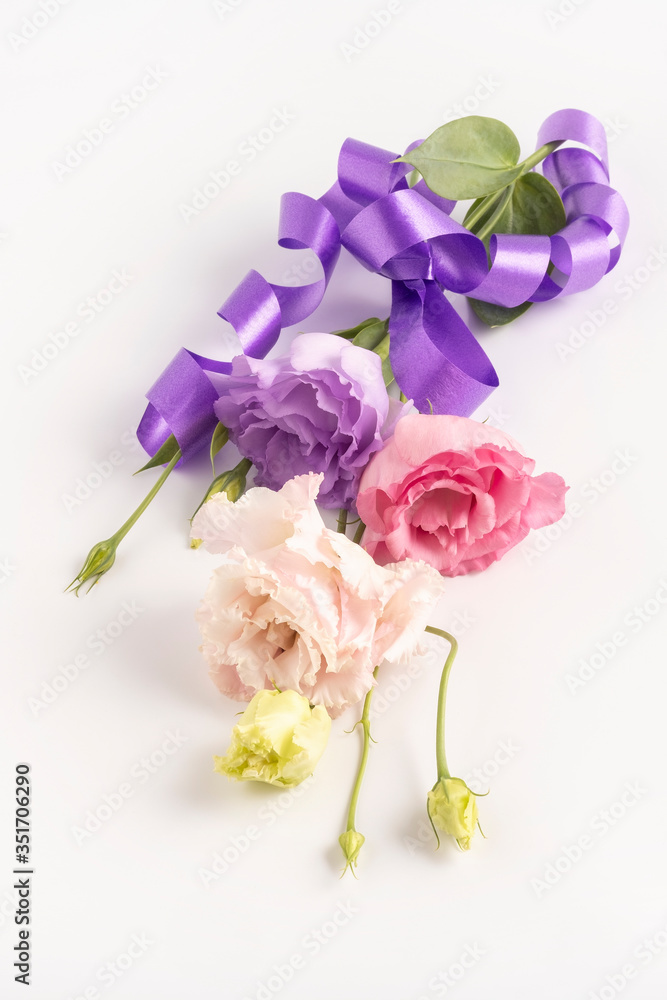 Obraz premium Elegant bouquet of eustoma flowers with lilac trim