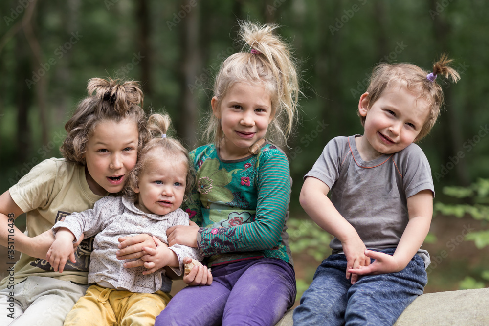 Fototapeta premium famille frère et sœur dans les bois