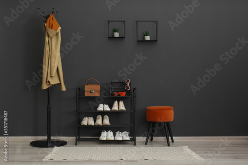 Φωτογραφία Hallway interior with stylish furniture, clothes and accessories