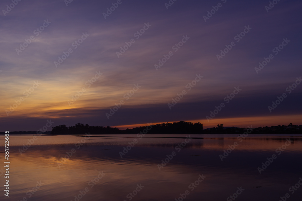 Naklejka premium amanecer en astillero cantabria españa