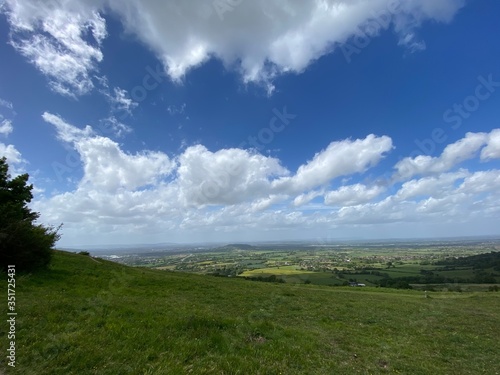 green field and blue sky cotswolds