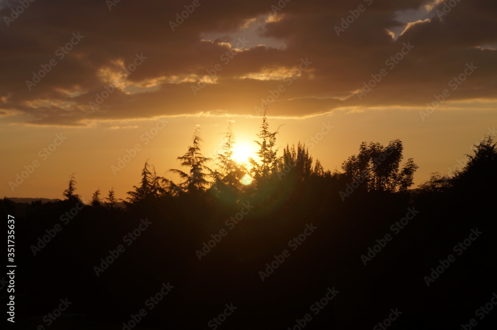 Un bello atardecer en un día agradable