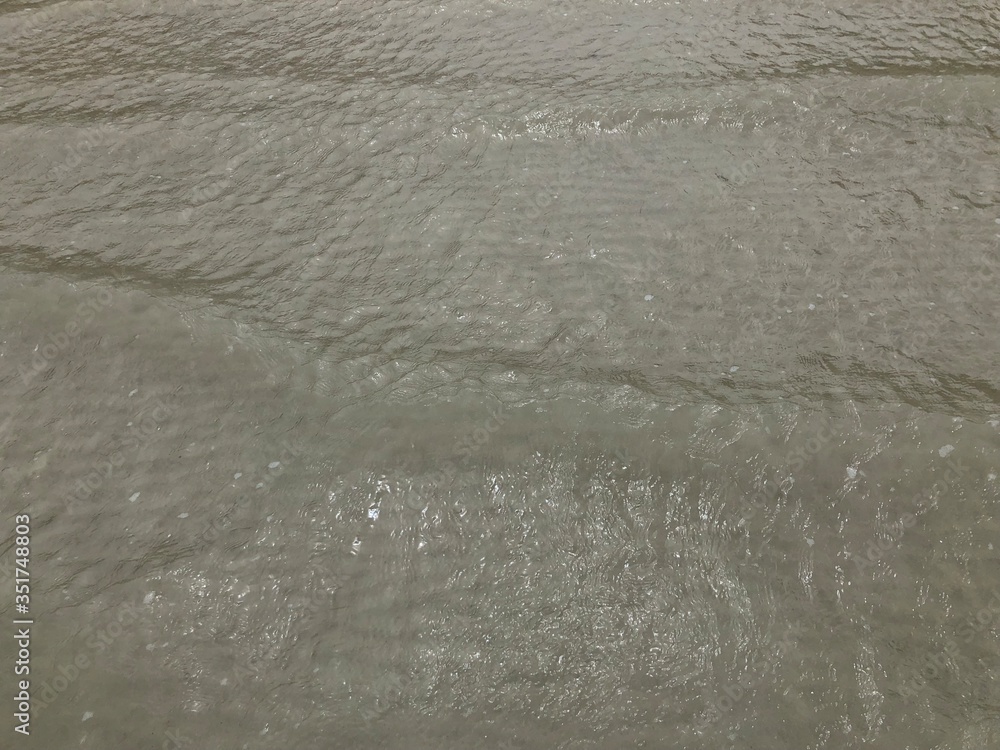 Obraz premium タイの浜辺での波打ち際