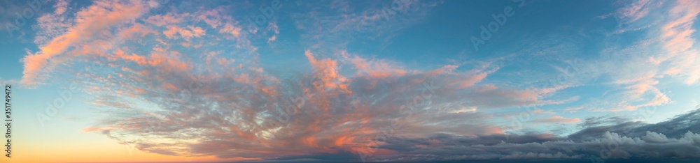 Céu com nuvens laranja e formação de tempestade logo após o por do sol