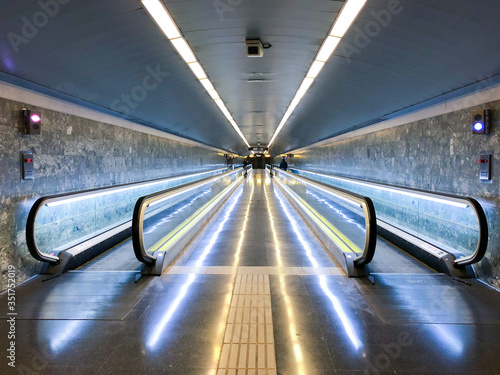 Canvas Print electric bands at a train station in Barcelona