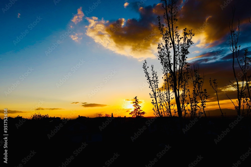 Un atardecer con nubes siempre es bonito 
