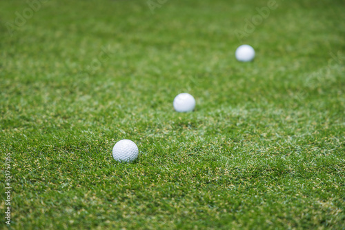 ゴルフボールと人工の芝生