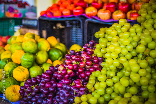 Fototapeta Naklejka Na Ścianę i Meble -  grapes, tangerines and apples at market stall