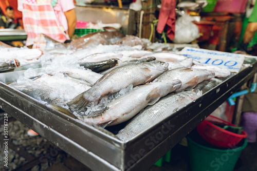 Peces frescos sobre hielo en expositor de mercado callejero en Tailandia 