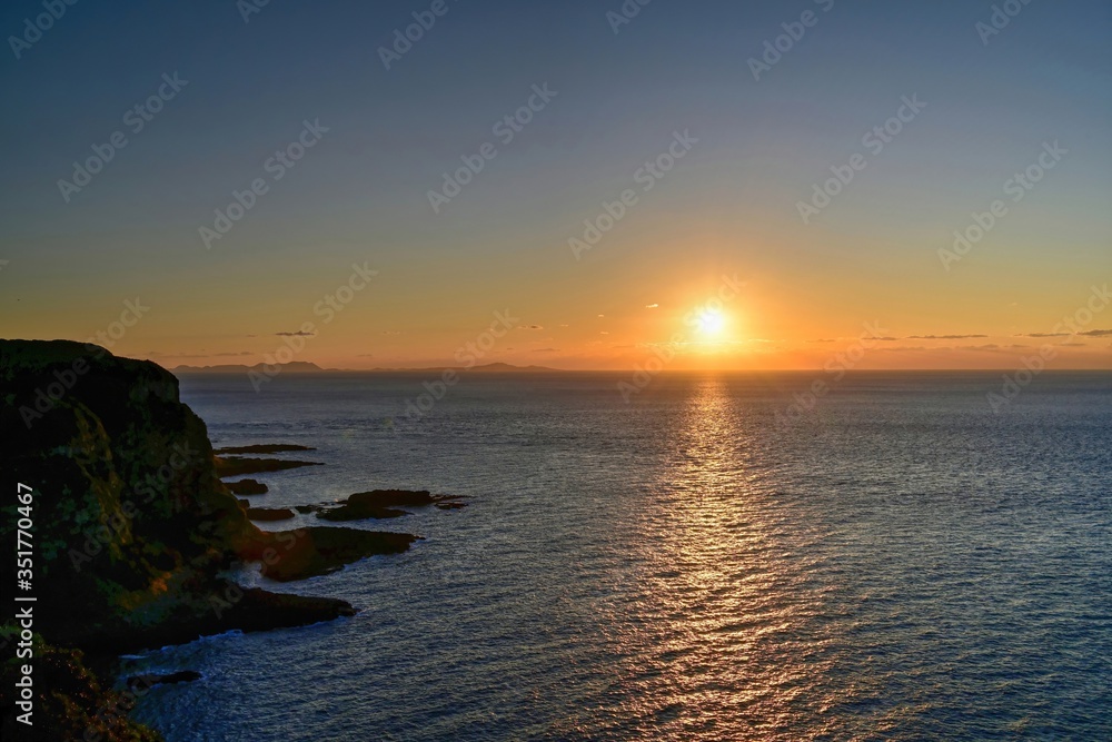 生月島大バエ灯台から見た東シナ海に沈む夕日の情景＠長崎