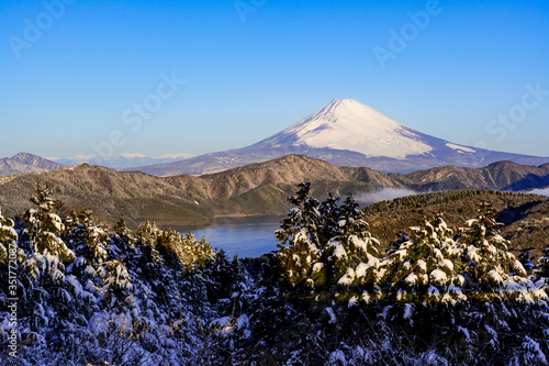 厳冬期の箱根と富士山