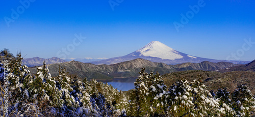 厳冬期の箱根と富士山
