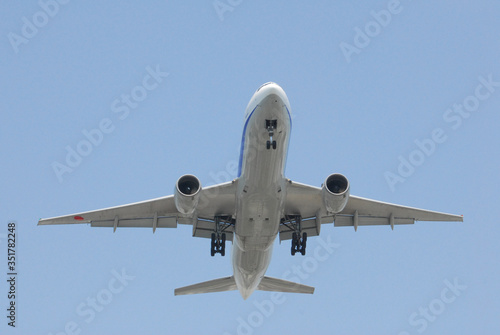 東京湾の羽田沖から羽田空港に着陸する飛行機