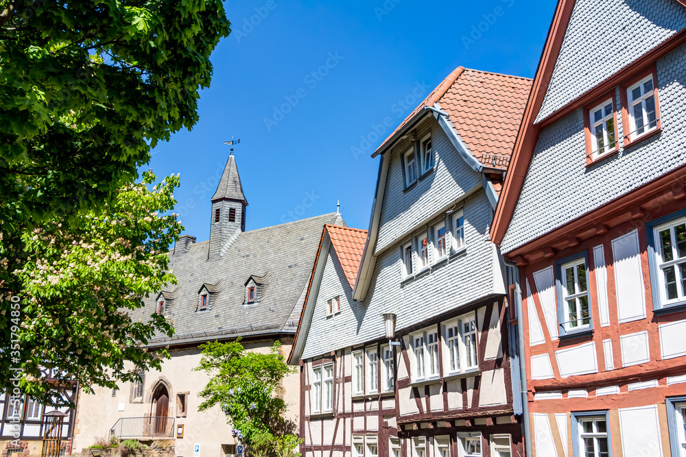 Fototapeta premium Alsfeld im mittelhessischen Vogelsbergkreis mit ihrer Altstadt und geschlossener historischer Bebauung