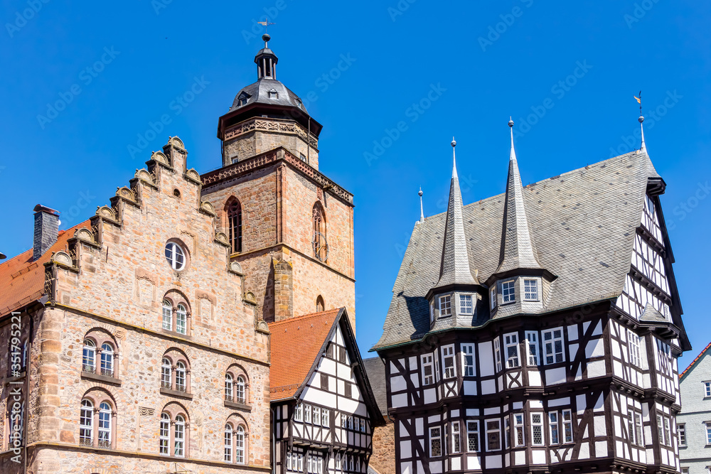 Das mittelalterliche Rathaus und die evangelische Walpurgiskirche in Alsfeld im mittelhessischen Vogelsbergkreis, Deutschland Das mittelalterliche Rathaus und die evangelische Walpurgiskirche in Alsfeld im mittelhessischen Vogelsbergkreis, Deutschland