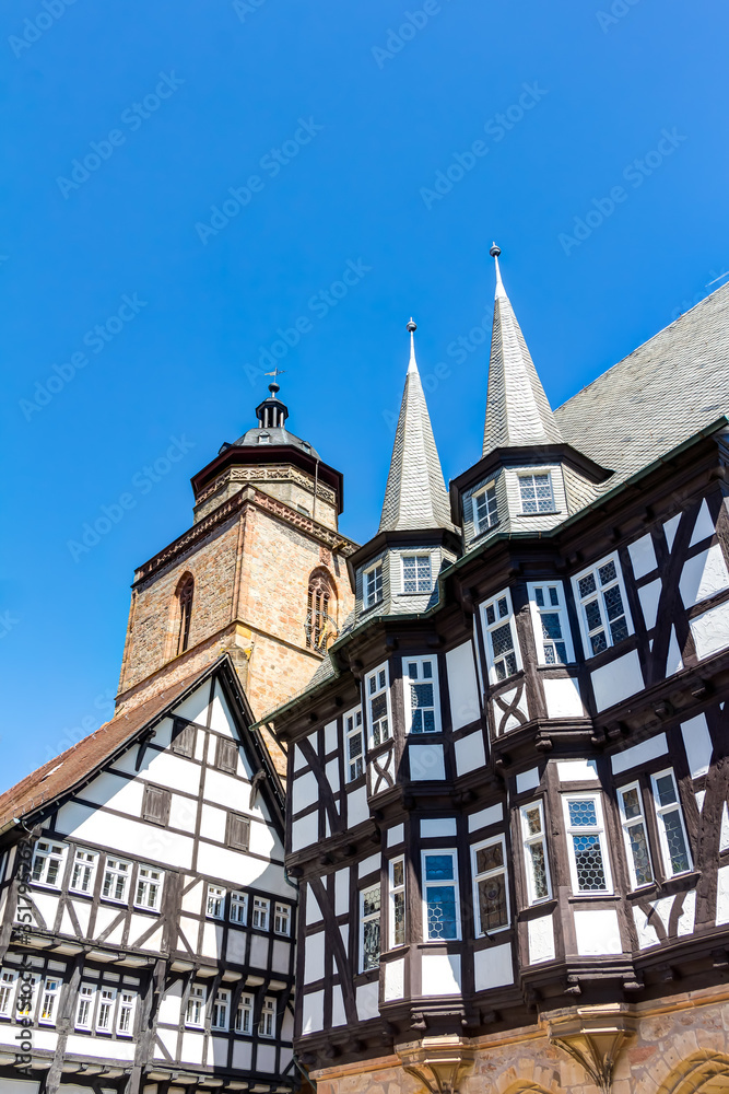 Das mittelalterliche Rathaus und die evangelische Walpurgiskirche in Alsfeld im mittelhessischen Vogelsbergkreis, Deutschland